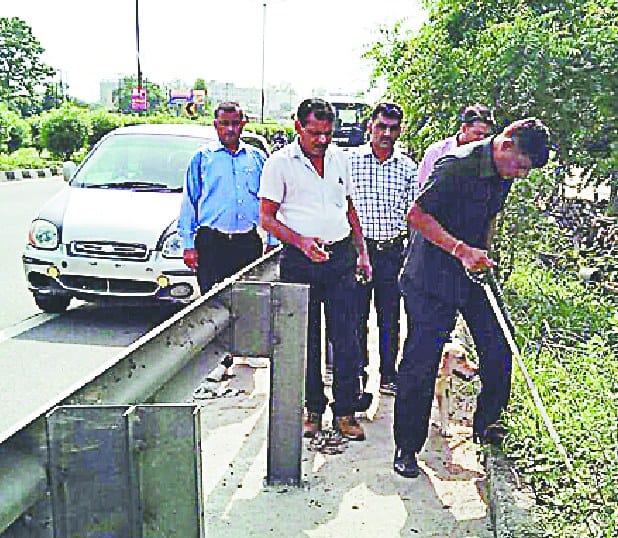 kaavar maarg par bomb nirodhak daste ne ki chequing