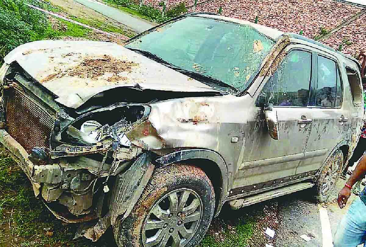 Lucknow Agra express way service lane falling car fell 50 feet down