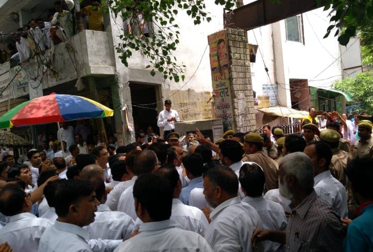 clash between lawyers and police in ghaziabad court after alleged thrashing of a lawyers in lockup