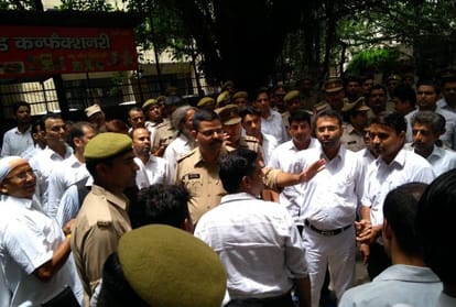 clash between lawyers and police in ghaziabad court after alleged thrashing of a lawyers in lockup