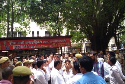 clash between lawyers and police in ghaziabad court after alleged thrashing of a lawyers in lockup