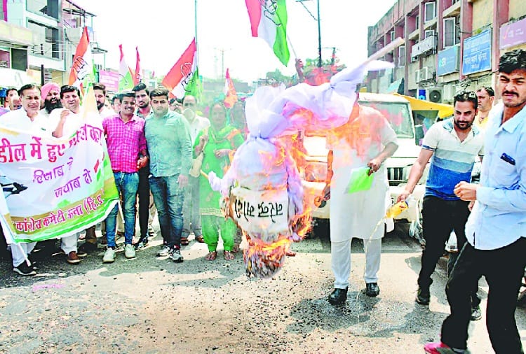 पीएम का पुतला फूंकते कांग्रेस नेता के जूते में लग गई आग