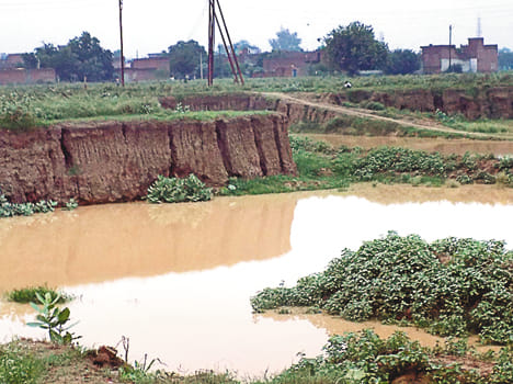 Dipped tad pit mining, death in farrukhabad
