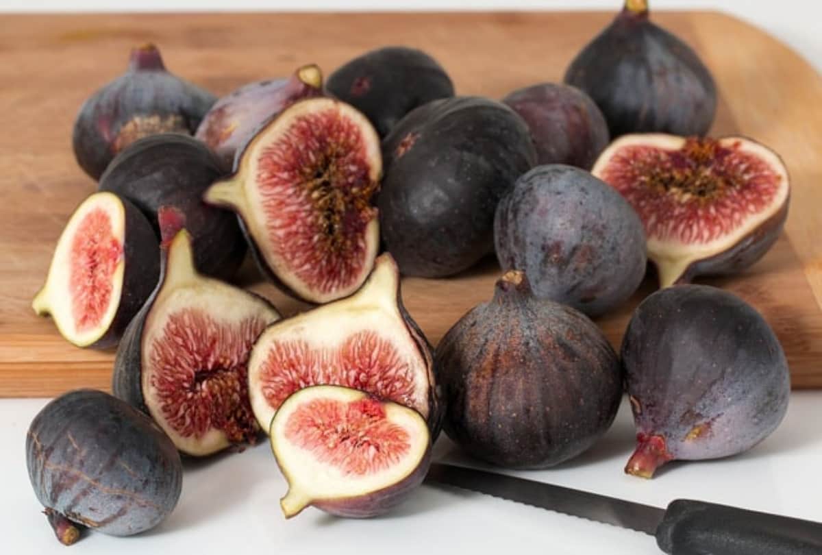 Benefits of Eating Soaked Dry Fruits, all you need to know about soaked almonds and raisins