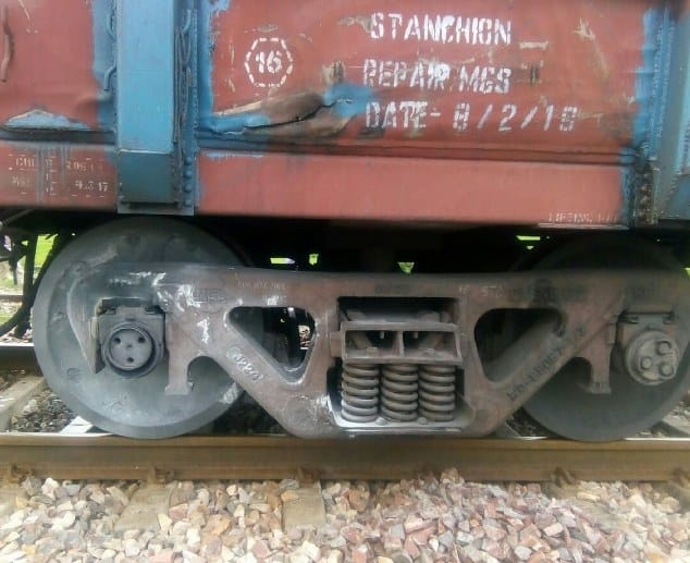 कोयले से भरी मालगाड़ी की बोगी में आग लगी