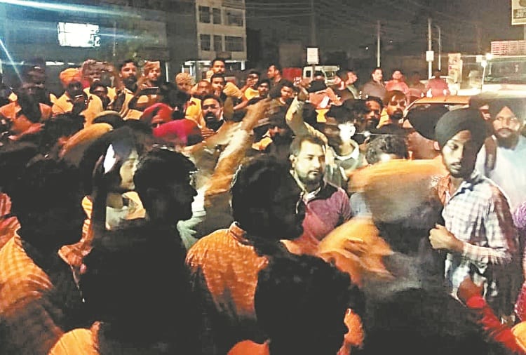  Traffic police slap to pregnant woman in chandigarh