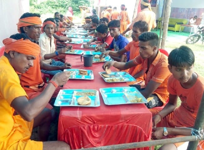 कांवड़ियों की सेवा कर पुण्य कमा रहे शिवभक्त