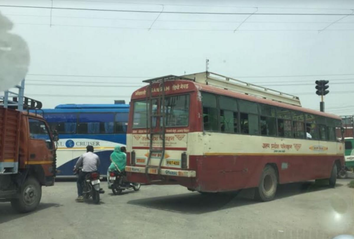 by ignoring traffic rules in Kanwar yatra buses are Running in the City  
