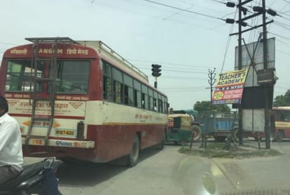 by ignoring traffic rules in Kanwar yatra buses are Running in the City  
