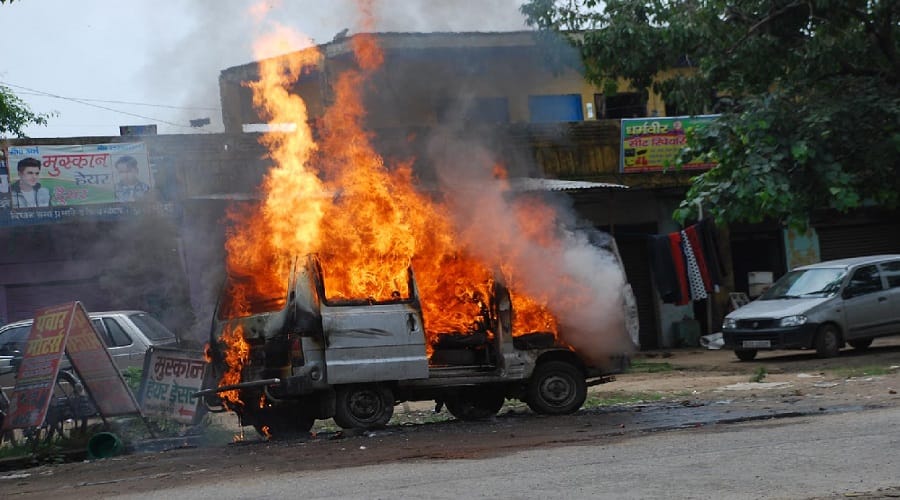 Van car burns on national highway, three people injured at muzaffarnagar