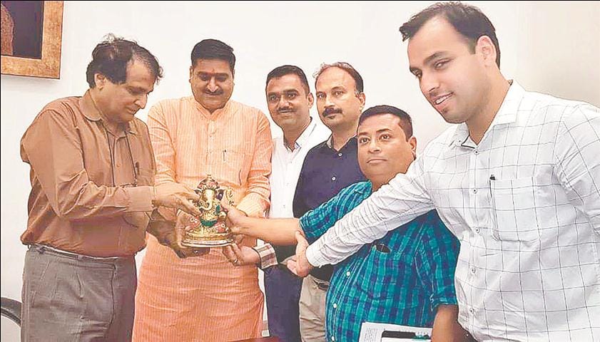 ‘prabhu’ ke aashvaasan se aleegadh ke niryaatak gadagad