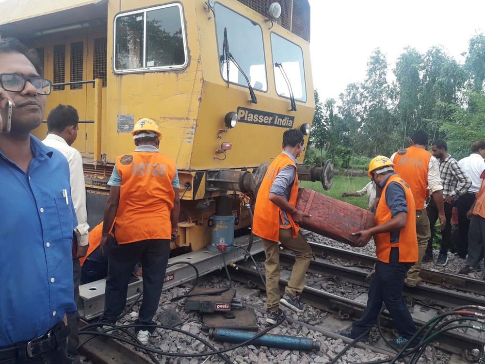 crane train fell on track