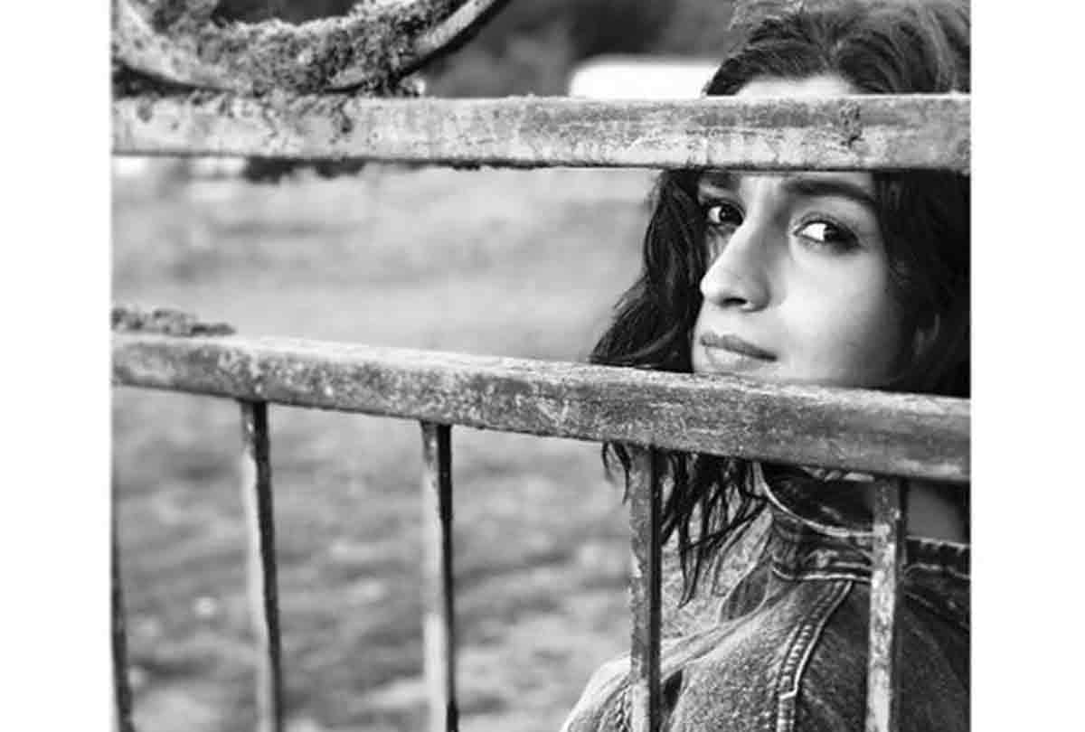 ranbir kapoor click a cute photo of girlfriend alia bhatt mom neetu singh give comment