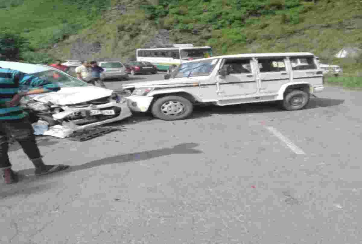 nine people injured in two car collision at arki solan