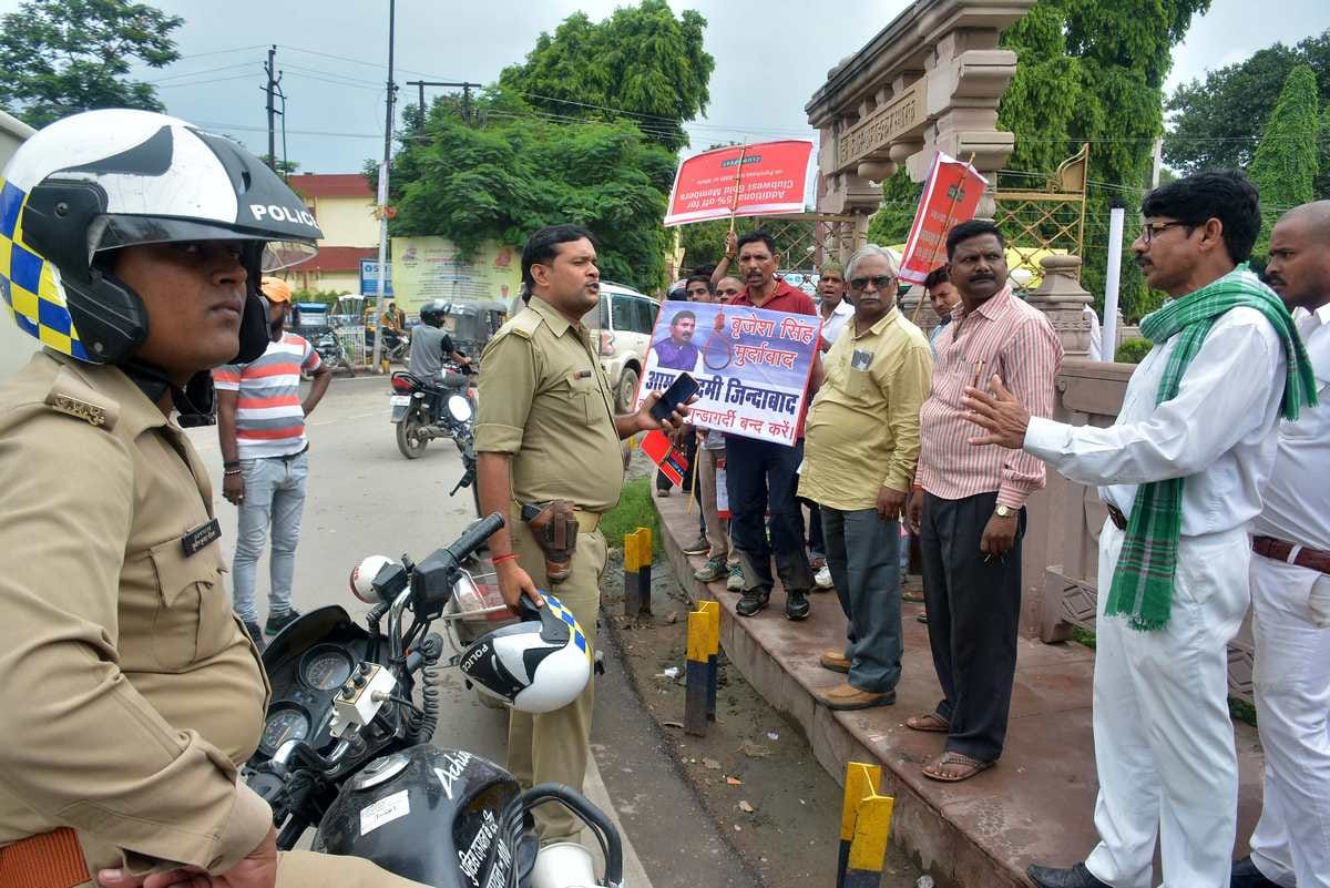 Some people protest of MLC brijesh singh while he was going court