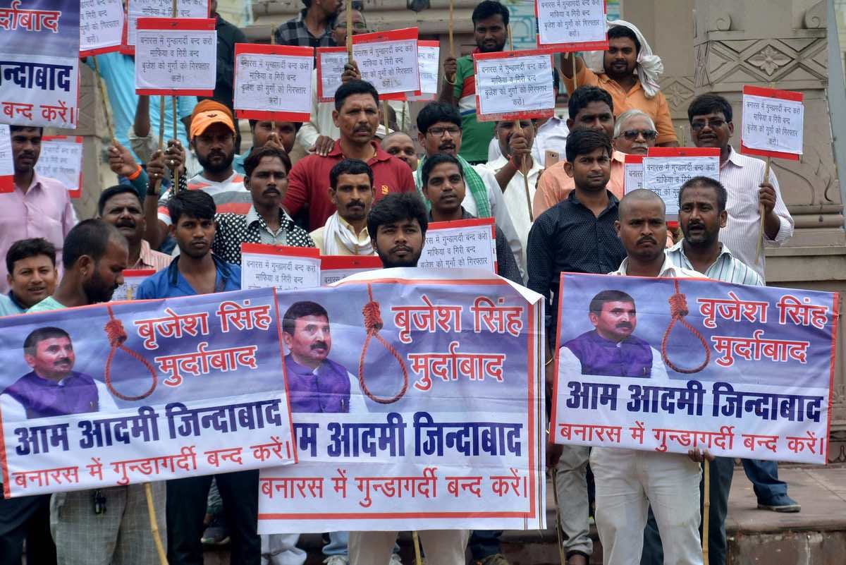 Some people protest of MLC brijesh singh while he was going court
