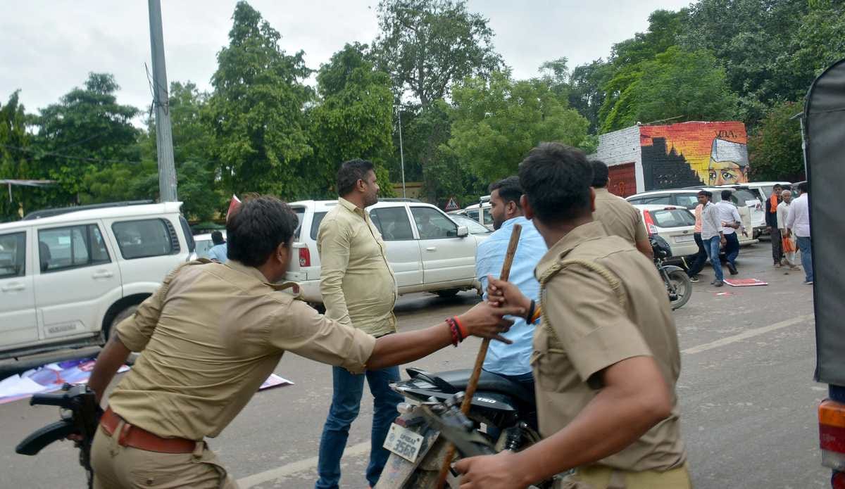 Some people protest of MLC brijesh singh while he was going court