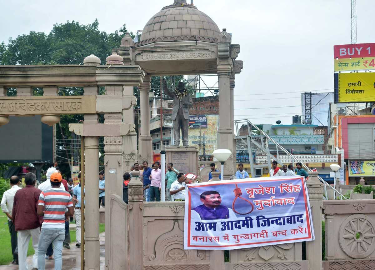 Some people protest of MLC brijesh singh while he was going court
