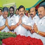 श्रद्धांजलि देते मुख्यमंत्री पलानीस्वामी व अन्य 