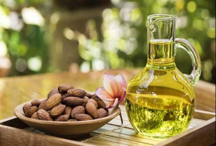 Almond Oilबादाम के तेल की कुछ बूंदे ही त्वचा को जवां रखने में करती हैं