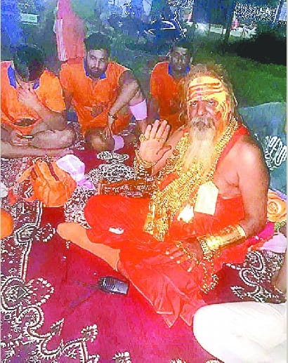 People looking to see golden baba