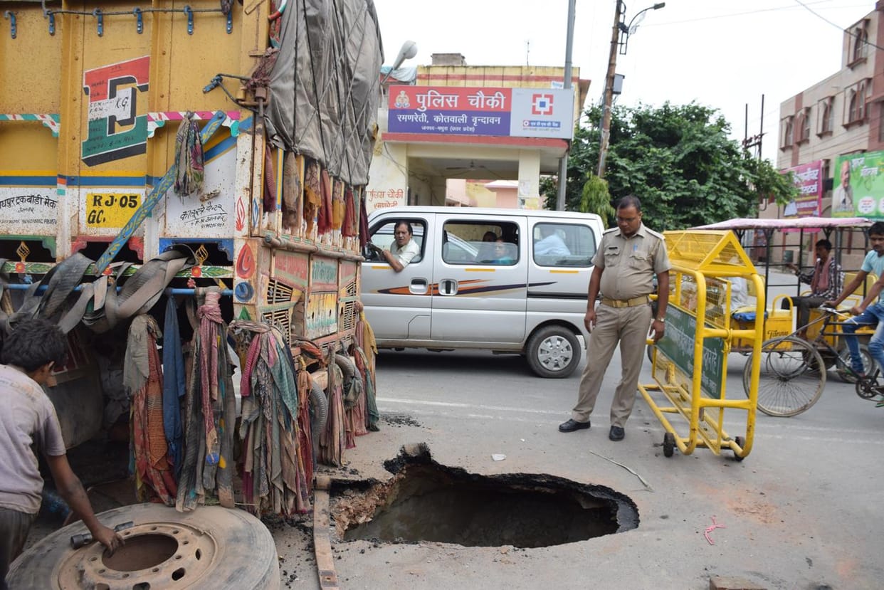 रमणरेती मार्ग पर हुआ दस फुट गहरा गड्ढा, ट्रक सड़क में धंसा