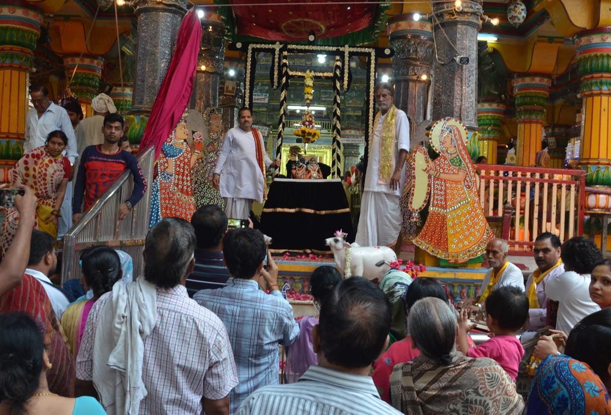 श्याम मखमली हिंडोले में झूले राजाधिराज
