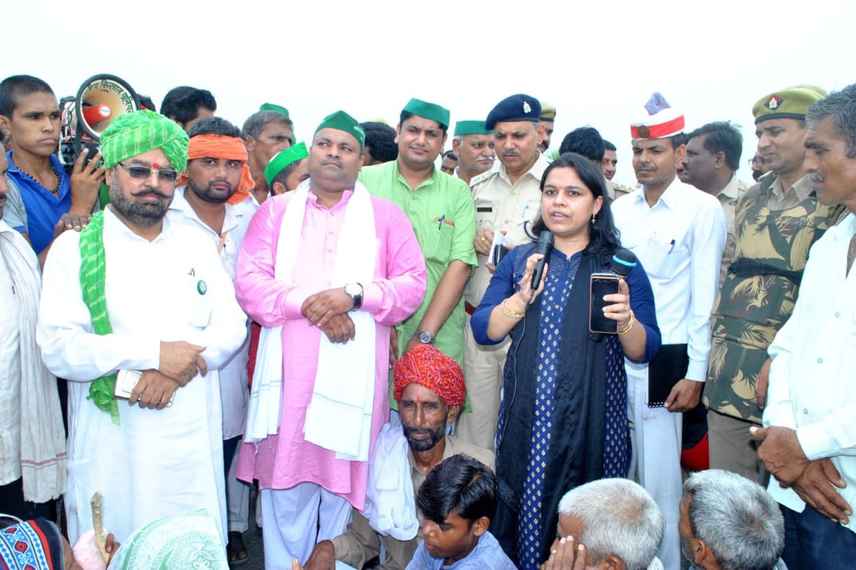 किसानों ने यमुना एक्सप्रेसवे पर किया धरना-प्रदर्शन