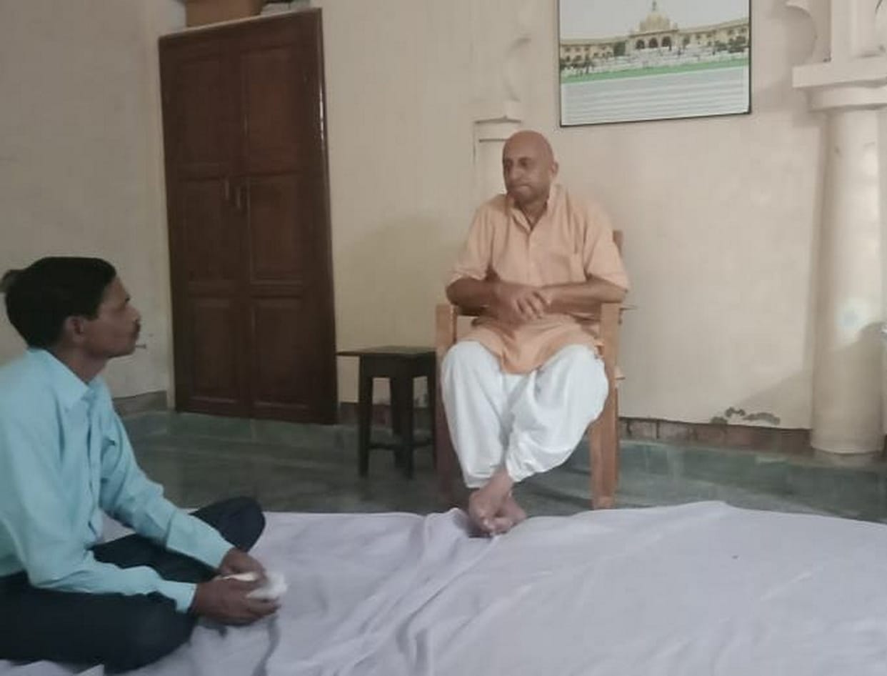 मंत्री के सामने जमीन पर बैठे बीएसए