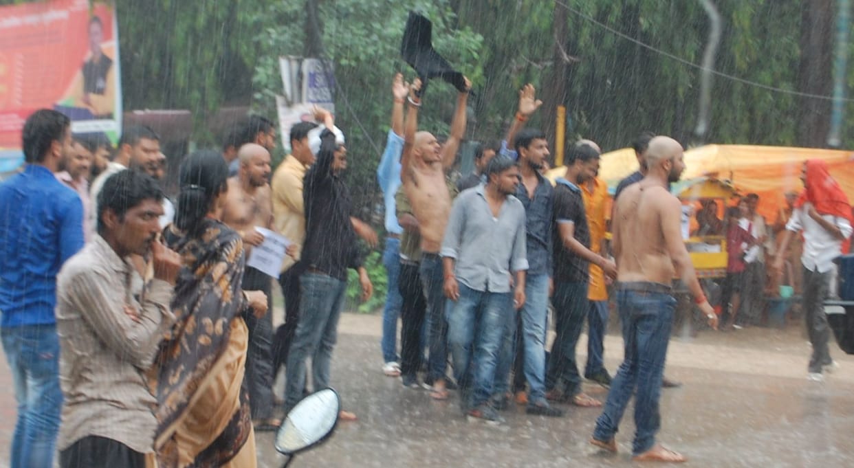 सामूहिक मुंडन कराया, प्रभारी मंत्री को दिखाया काला कपड़ा