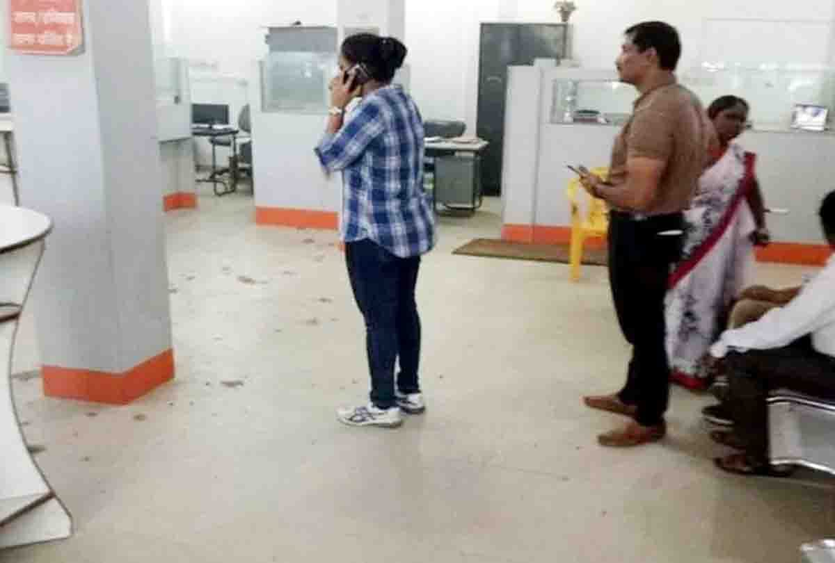 Bank robbery by three criminal in Kanpur 