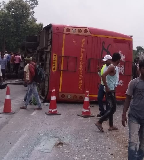 दिल्ली से बिहार जा रही एसी बस पलटी, 17 घायल