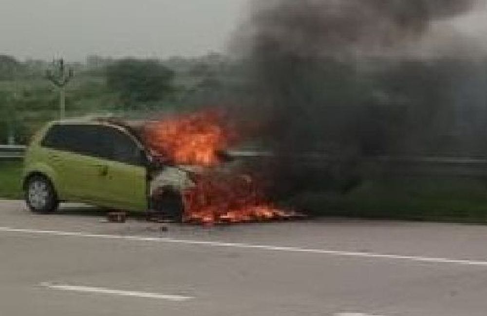 moving car catches fire on yamuna expressway
