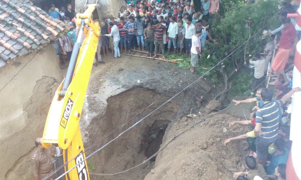 Son and father fall in well in chandauli police starts rescue
