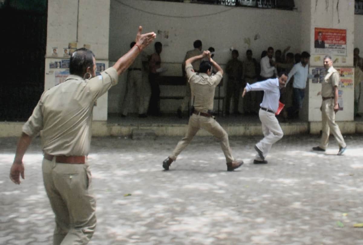see in pictures clash between lawyers and police in ghaziabad court reason is this