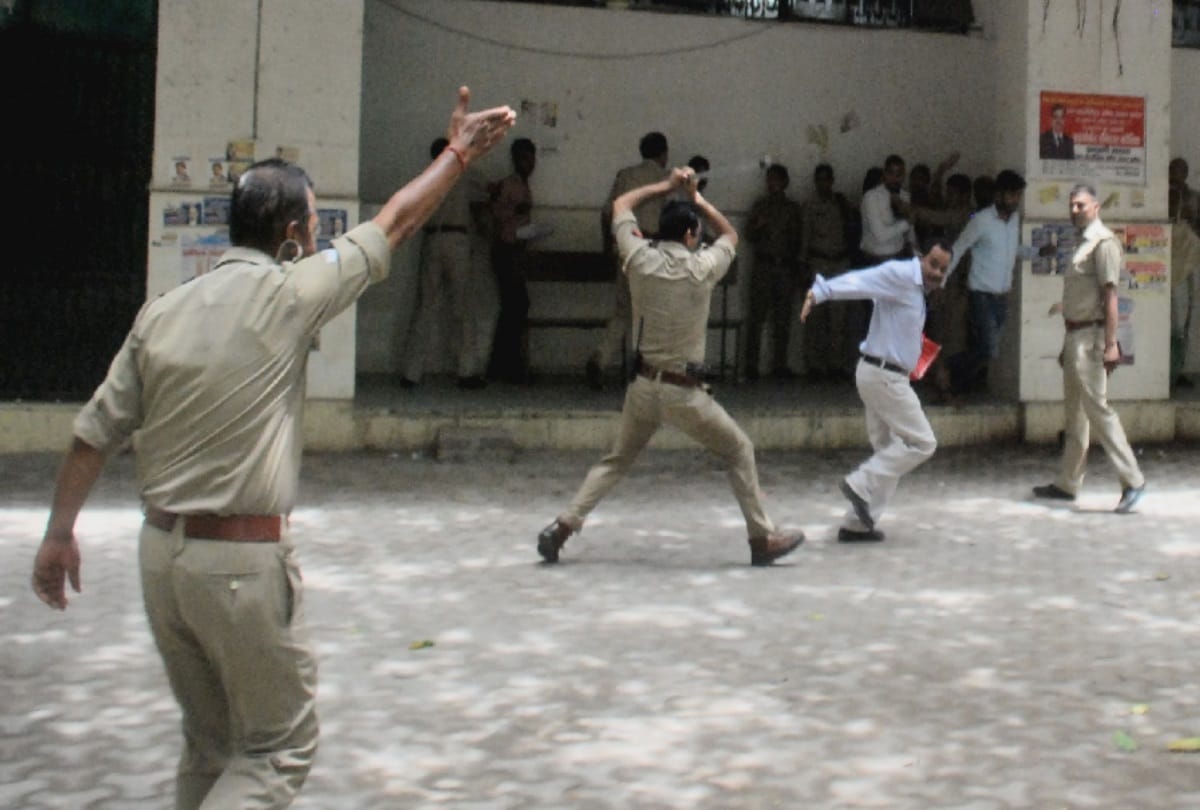 see in pictures clash between lawyers and police in ghaziabad court reason is this