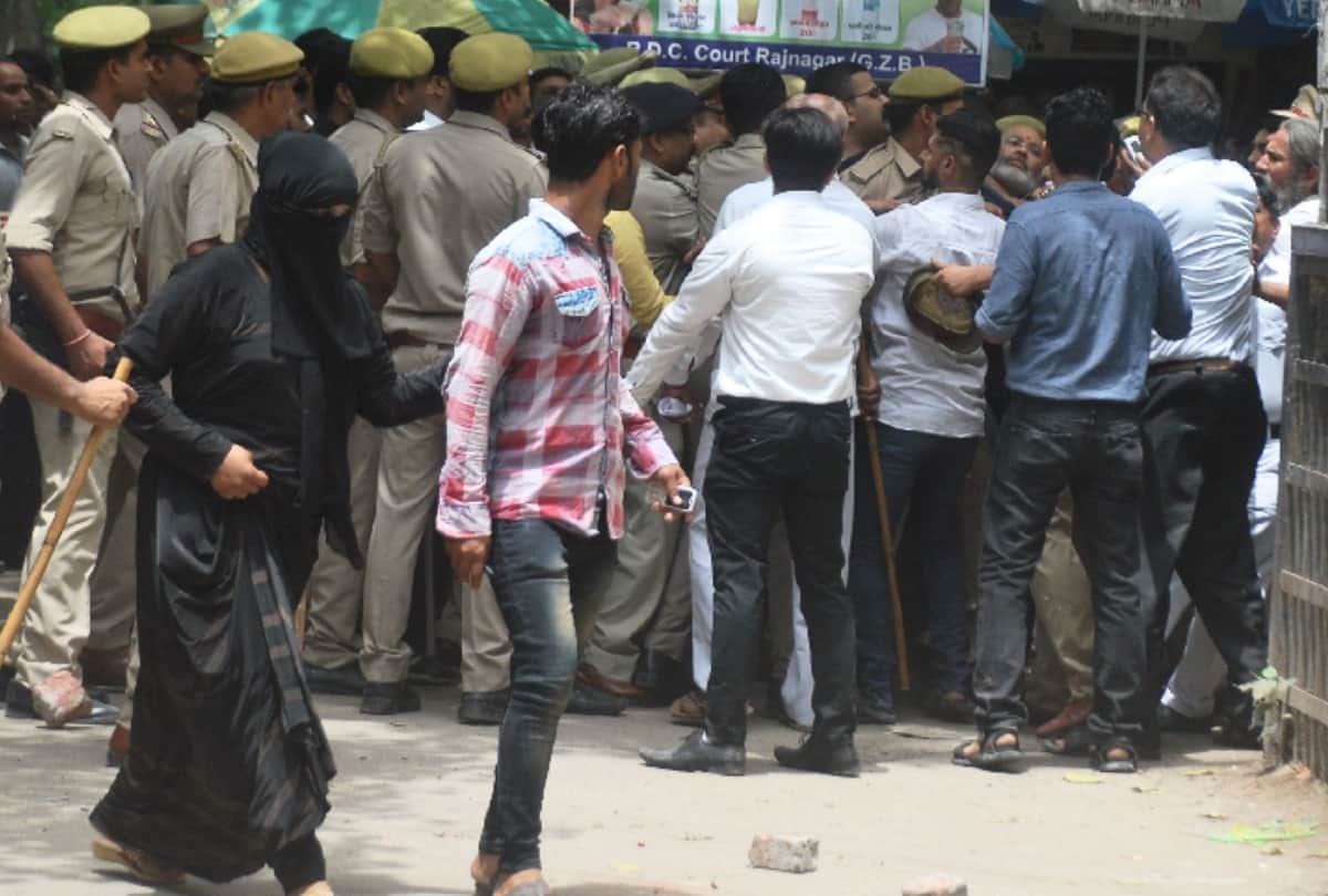 see in pictures clash between lawyers and police in ghaziabad court reason is this