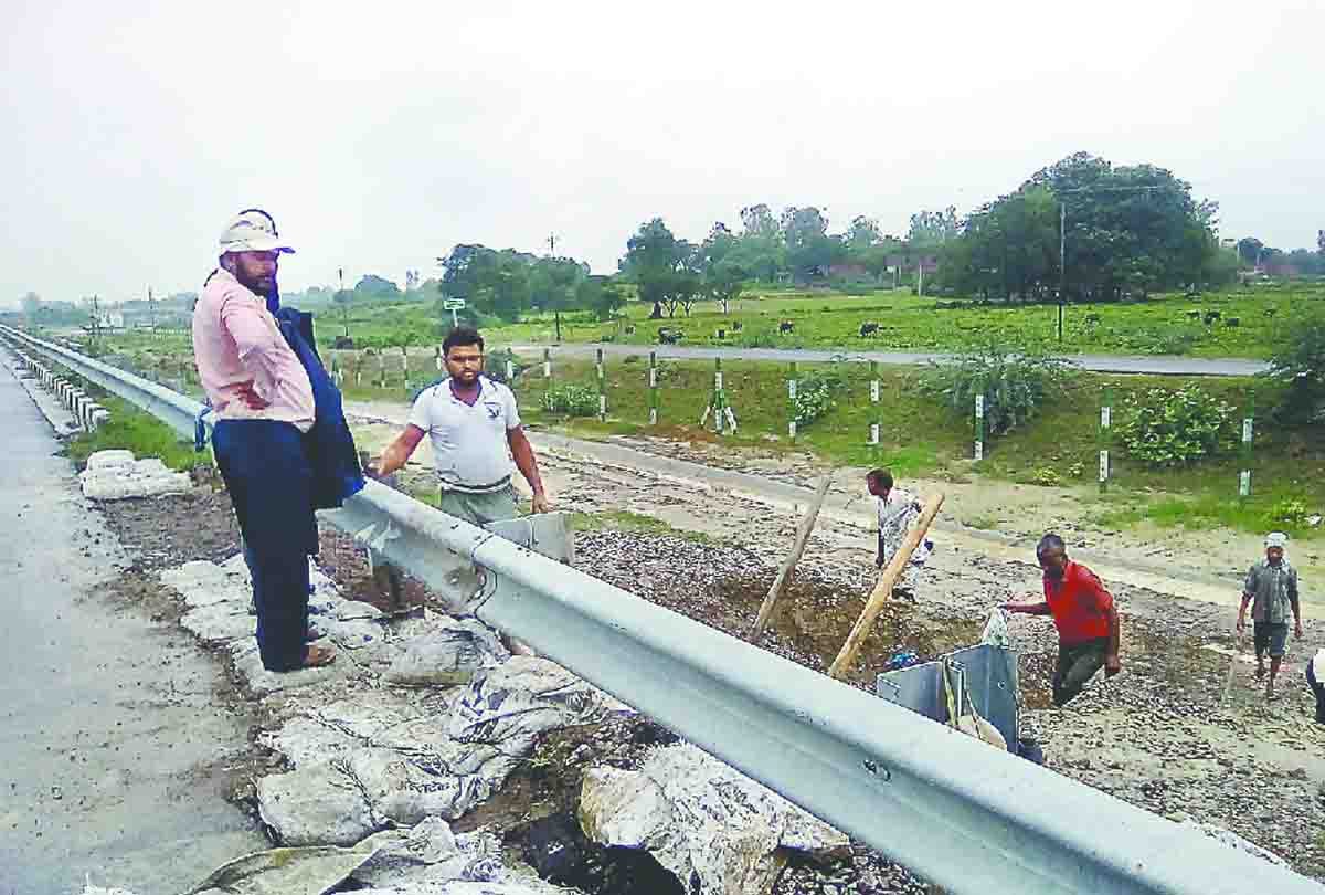 due to rain cracks in Lucknow Agra Express Way