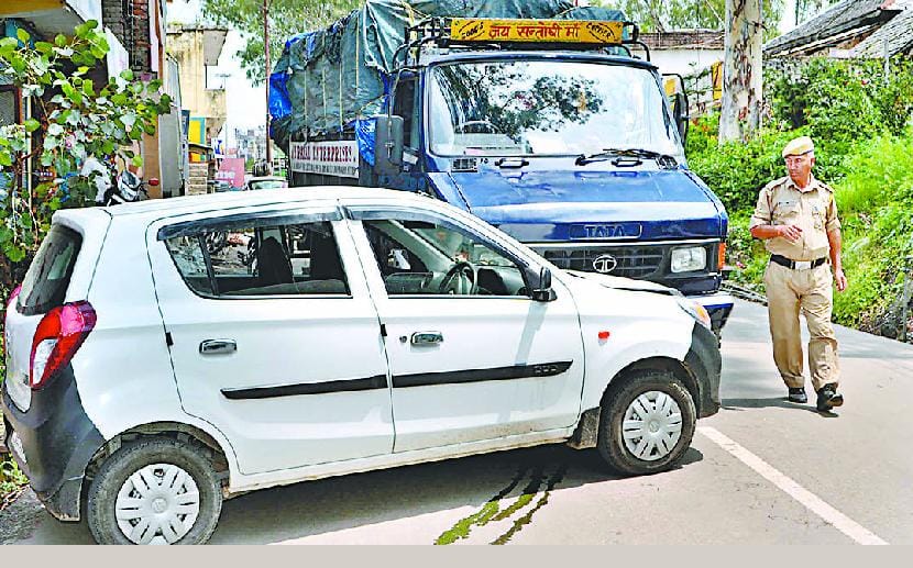 टेंपो की ब्रेक फेल, कार को मारी टक्कर