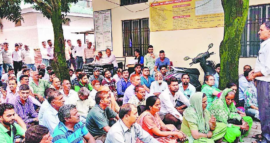 आधी रात को बिजली शिकायत कक्ष में धक्का-मुक्की