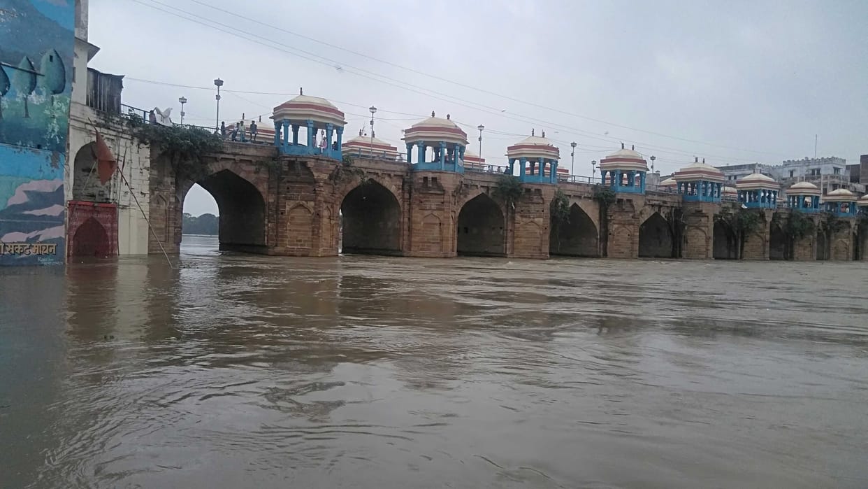 बारह घंटे में तीन फीट बढ़ गया गोमती का जल स्तर