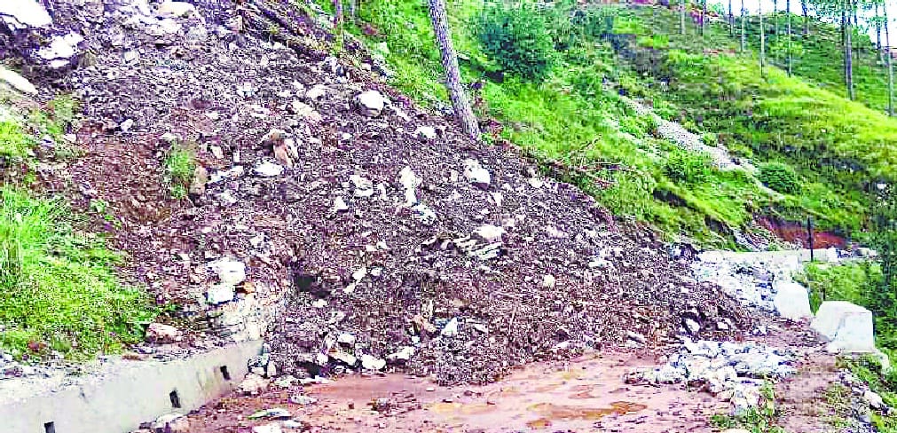 Jakhpant-Mankot road closed after coming to the rubble