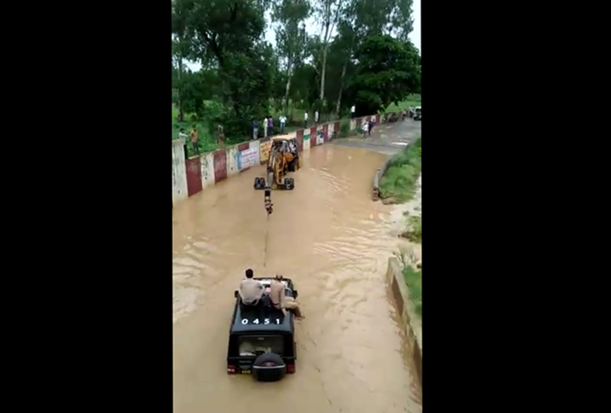 Kanpur police car stuck in water