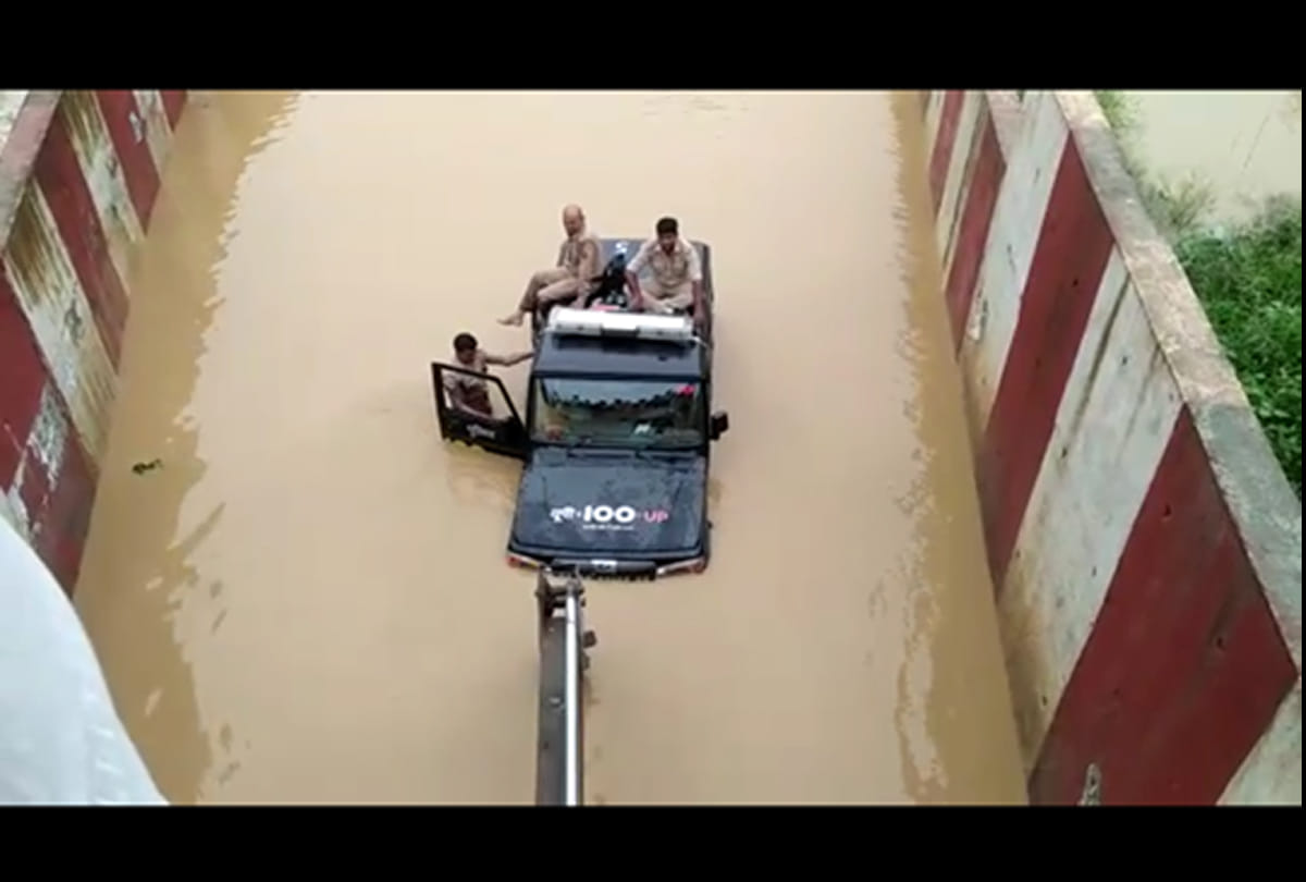 Kanpur police car stuck in water