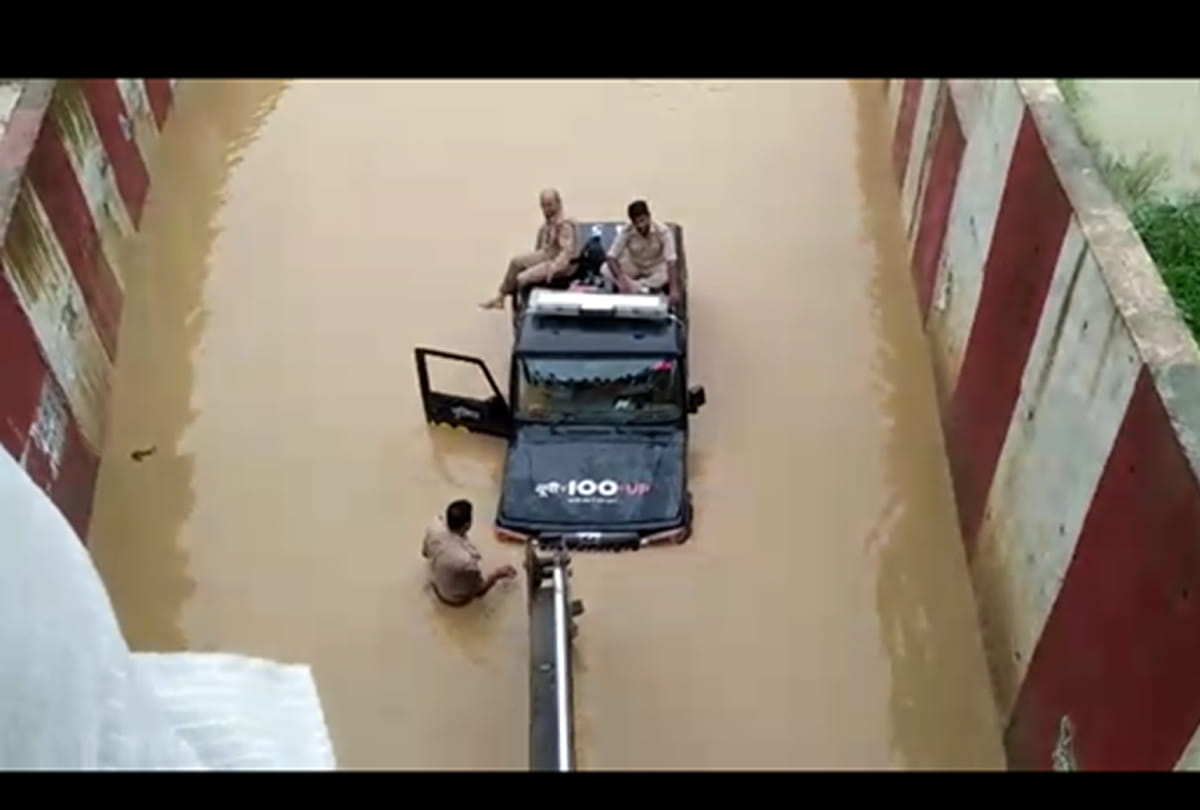 Kanpur police car stuck in water