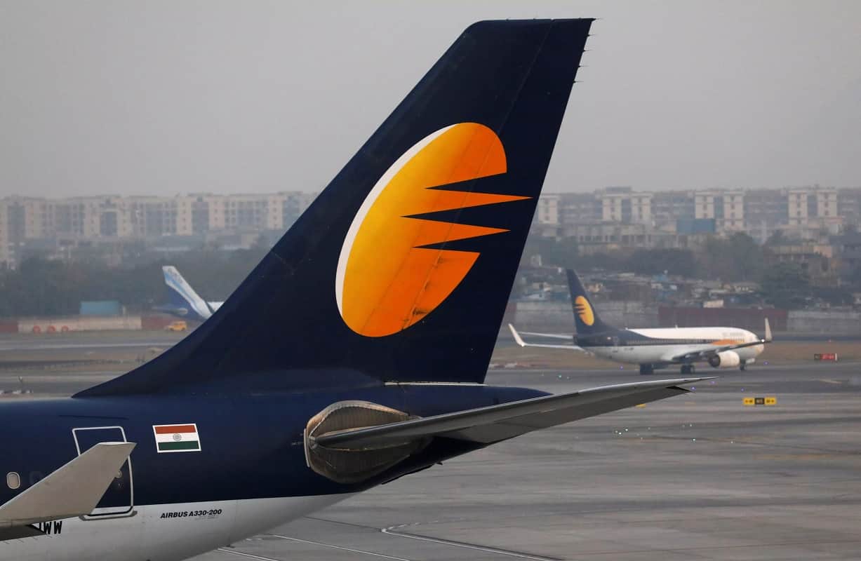 jet airways employees protest against delayed salaries at mumbai airport