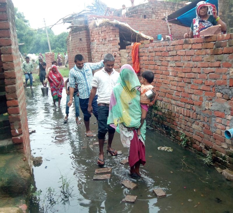 तालाब में तब्दील हुई नगला मंझा की गलियां