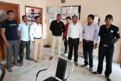 15 employees of the finance company were mortgaged and 11.50 lakh looted