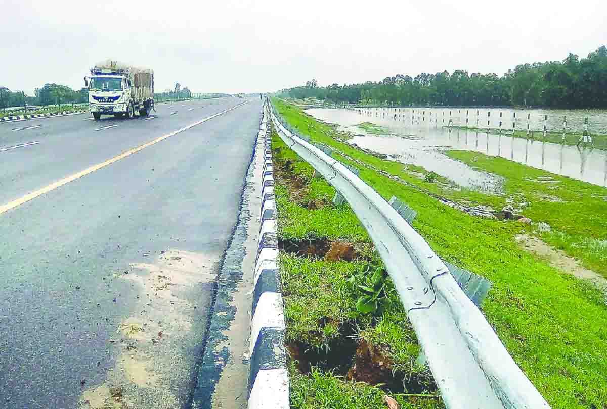 due to rain cracks in Lucknow Agra Express Way