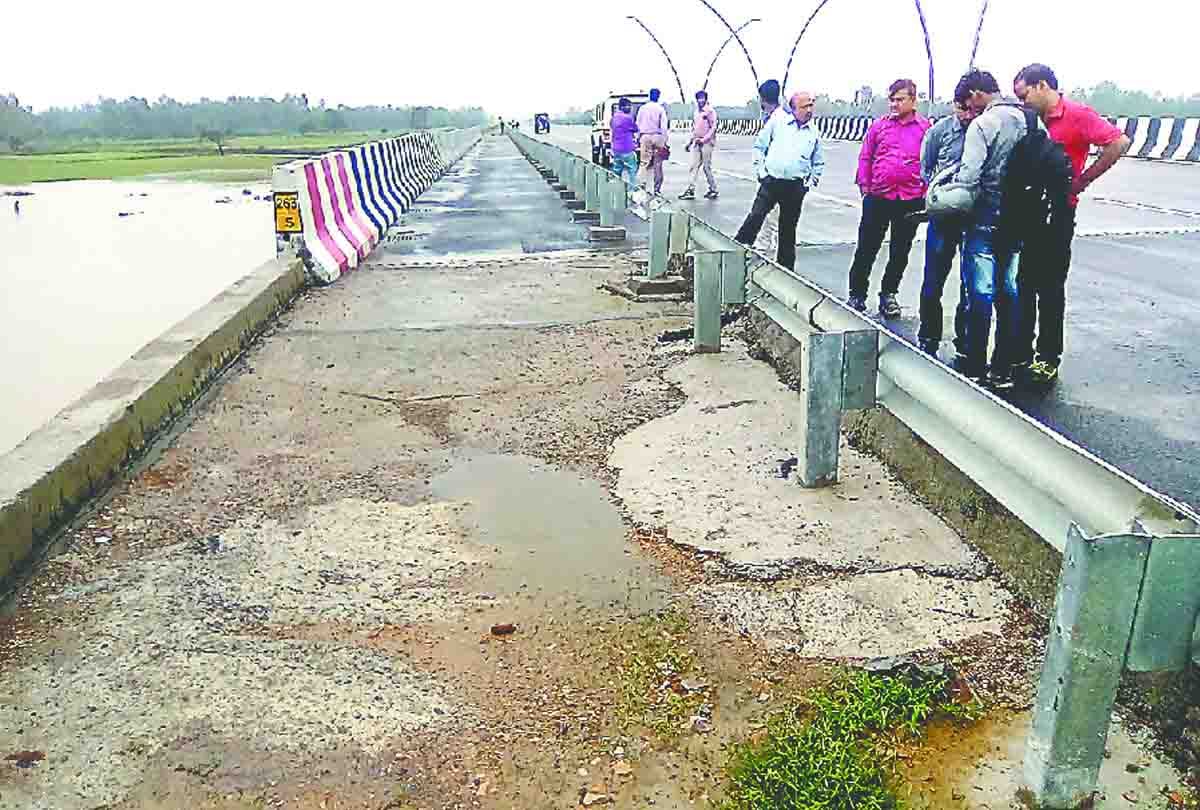due to rain cracks in Lucknow Agra Express Way